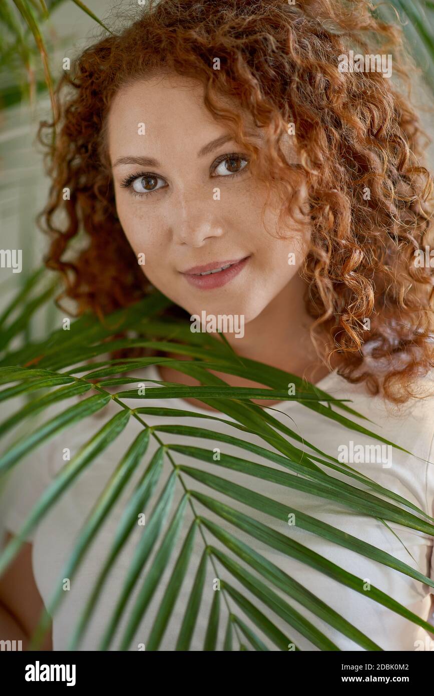 Schöne rote Haare junge Frau Porträt Stockfoto