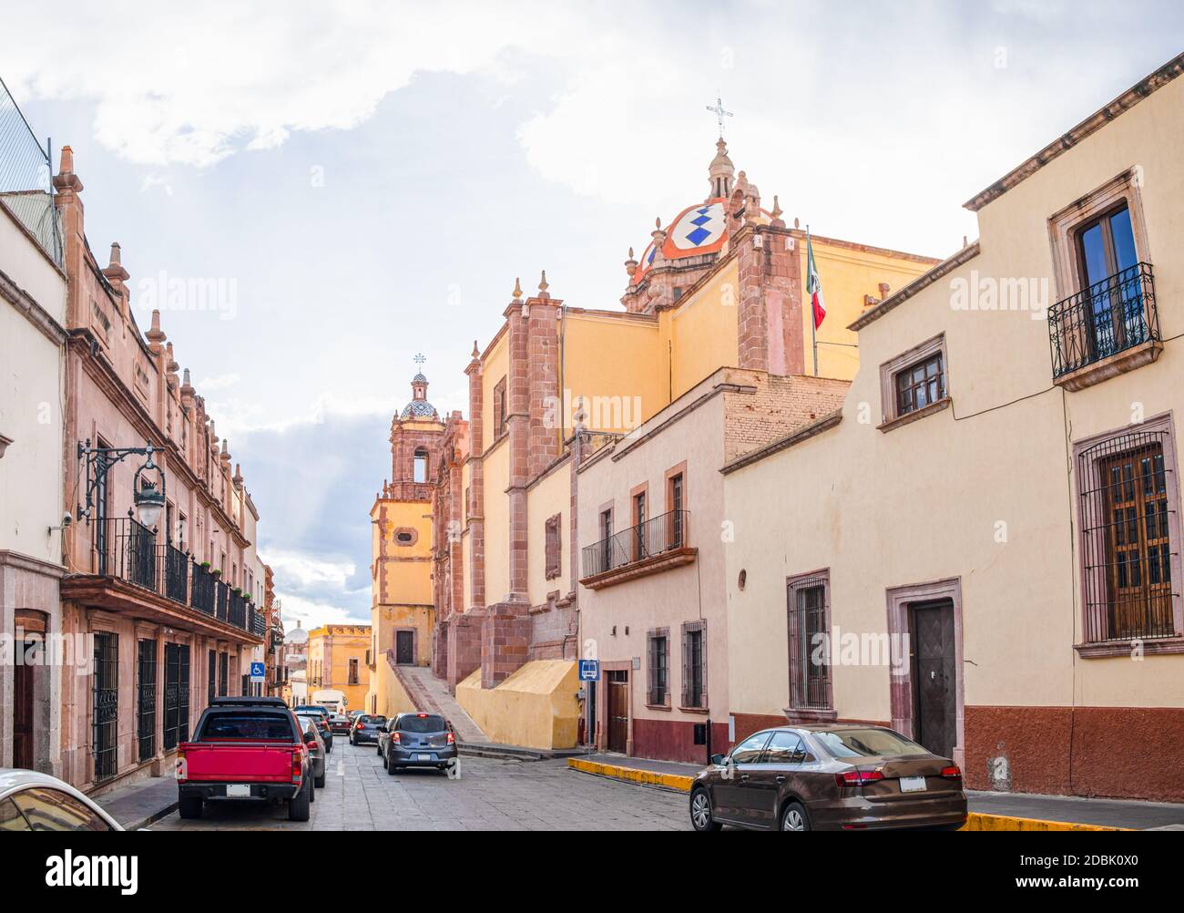 Blick auf die Ignacio Hierro Straße, Richtung Parroquia de Santo Domingo, in Zacatecas, Zacatecas Staat, Mexiko Stockfoto