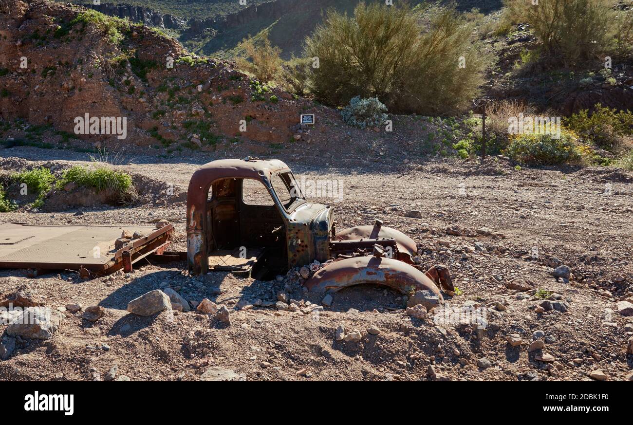 Teilweise vergrabener Tieflader auf einem ehemaligen Minengelände in Parker, Arizona Stockfoto