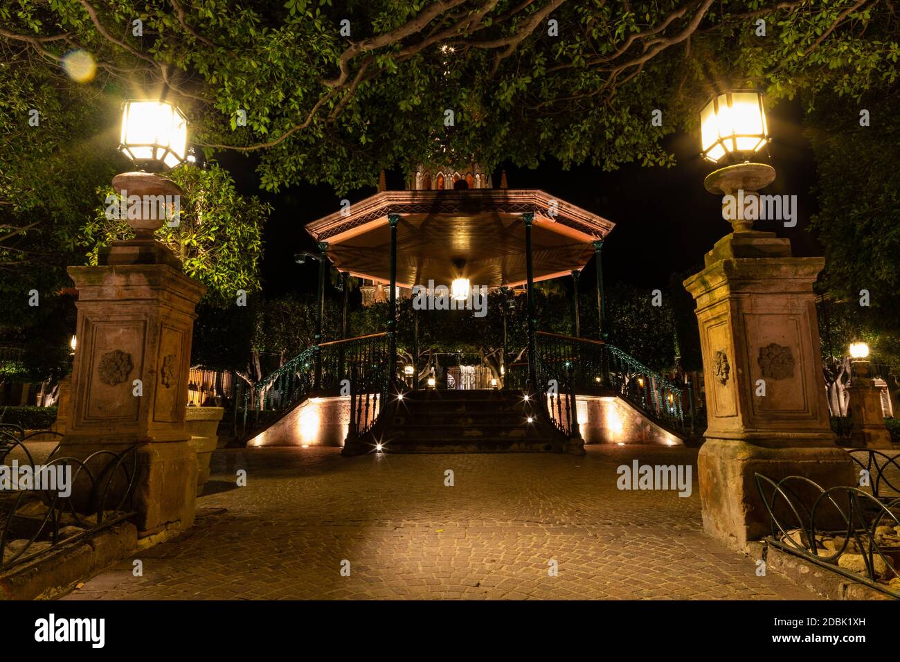 Der Kiosk im Allende Garten bei Nacht, San Miguel de Allende, Guanajuato, Mexiko Stockfoto