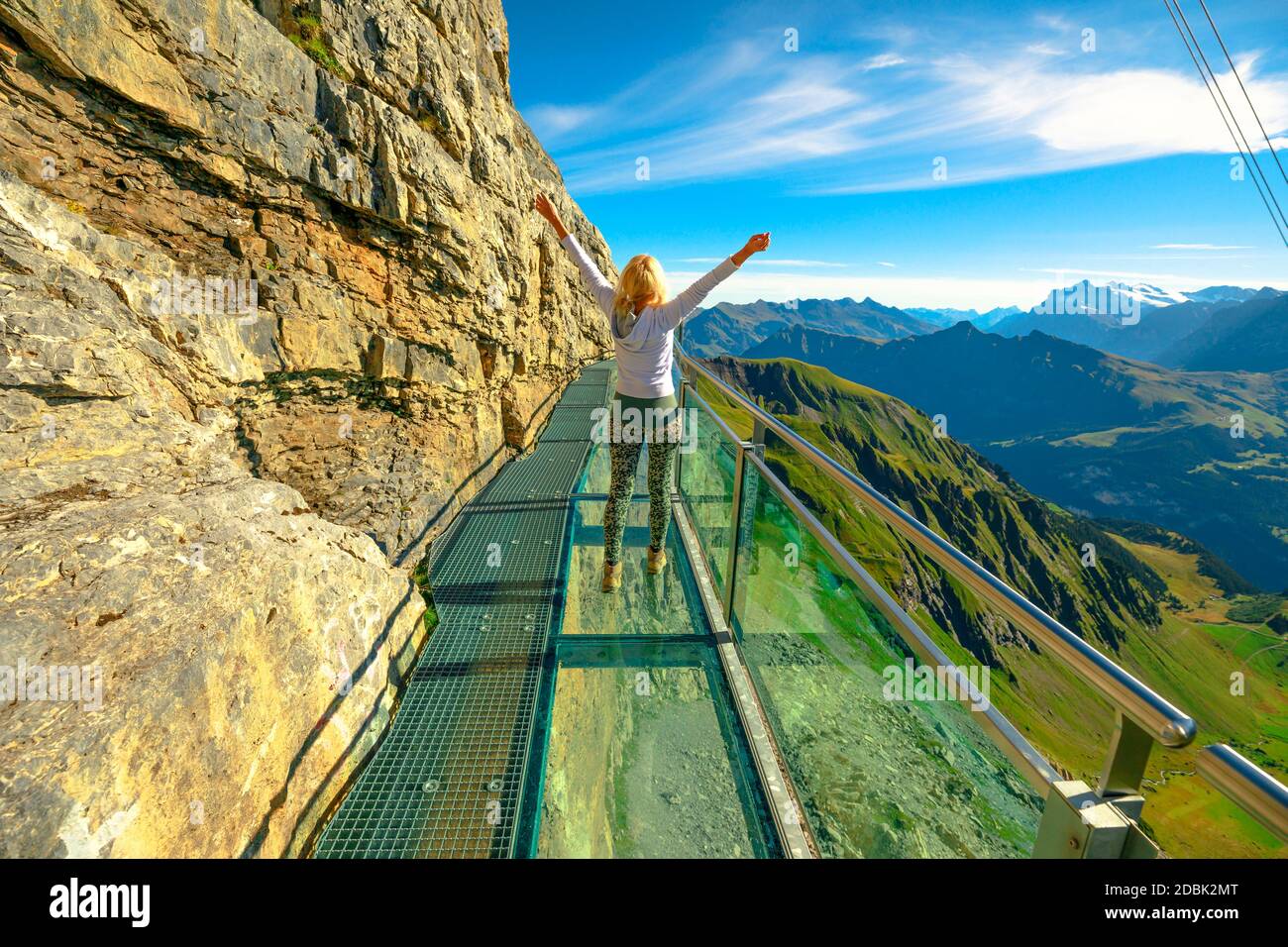 Outdoor-Aktivitäten in Birg, 2677, auf Schilthorn in Berner Voralpen, Kanton Bern, Schweiz. Glückliche Tourist Frau geht den Nervenkitzel Spaziergang auf einem Stockfoto