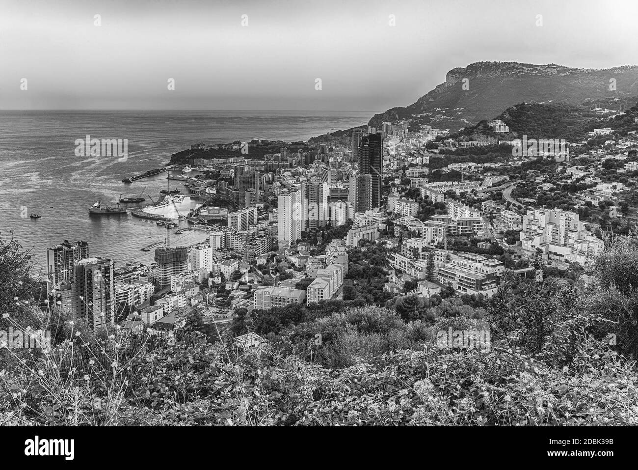 Panoramablick auf Monaco bei Sonnenuntergang von der Grande Corniche Straße, ikonisches Wahrzeichen in Cote d'Azur, Französische Riviera Stockfoto