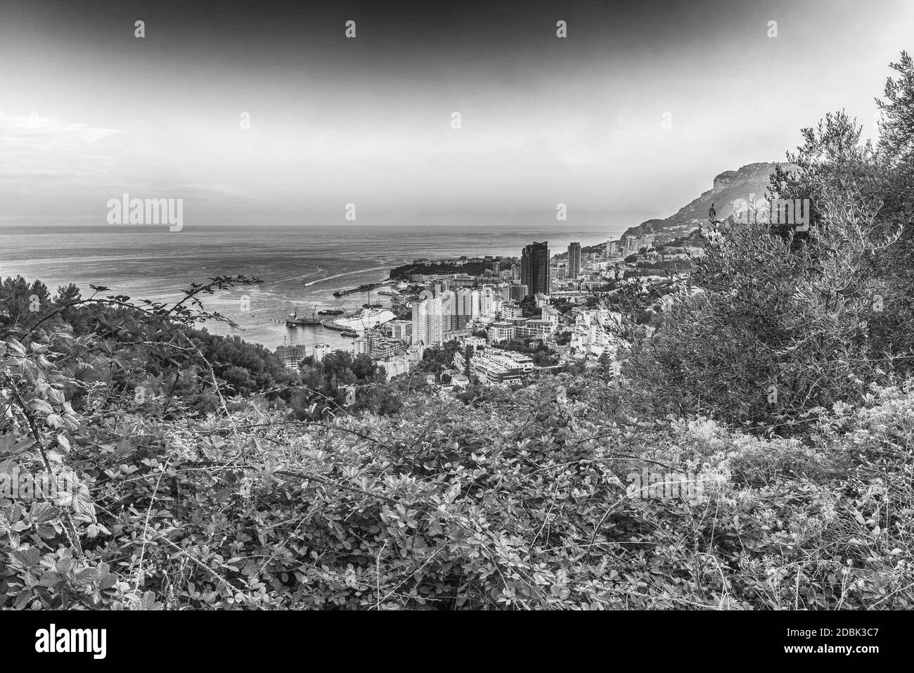 Panoramablick auf Monaco bei Sonnenuntergang von der Grande Corniche Straße, ikonisches Wahrzeichen in Cote d'Azur, Französische Riviera Stockfoto