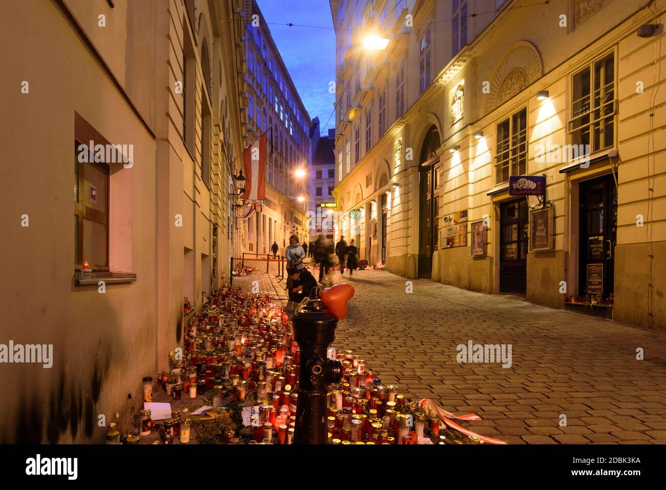 Wien, Wien: Kerzen und Blumen für die Terroropfer von 02. November 2020, in Seitenstettengasse, ditsrict Bermudadreieck Stockfoto