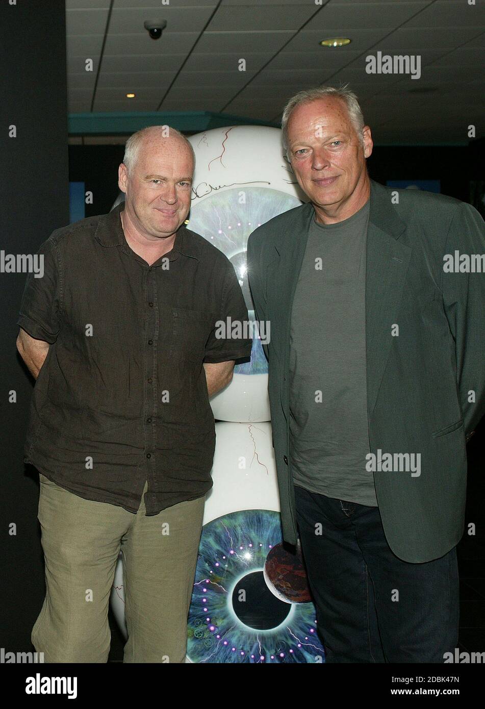 Pink Floyd bei der Vorstellung ihrer Pulse DVD bei Warner West End London 3. Juli 2006 David Gilmour mit Vorsitzender von EMI MUSIC UK Tony Wandsworth Stockfoto