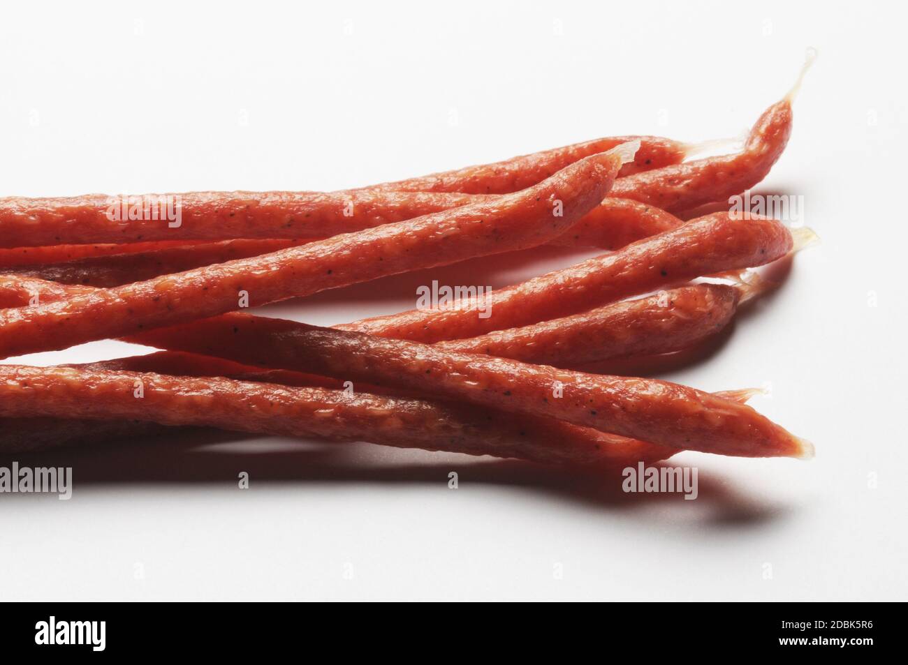 Salami Stick Tyrolini flat lay isoliert Stockfoto