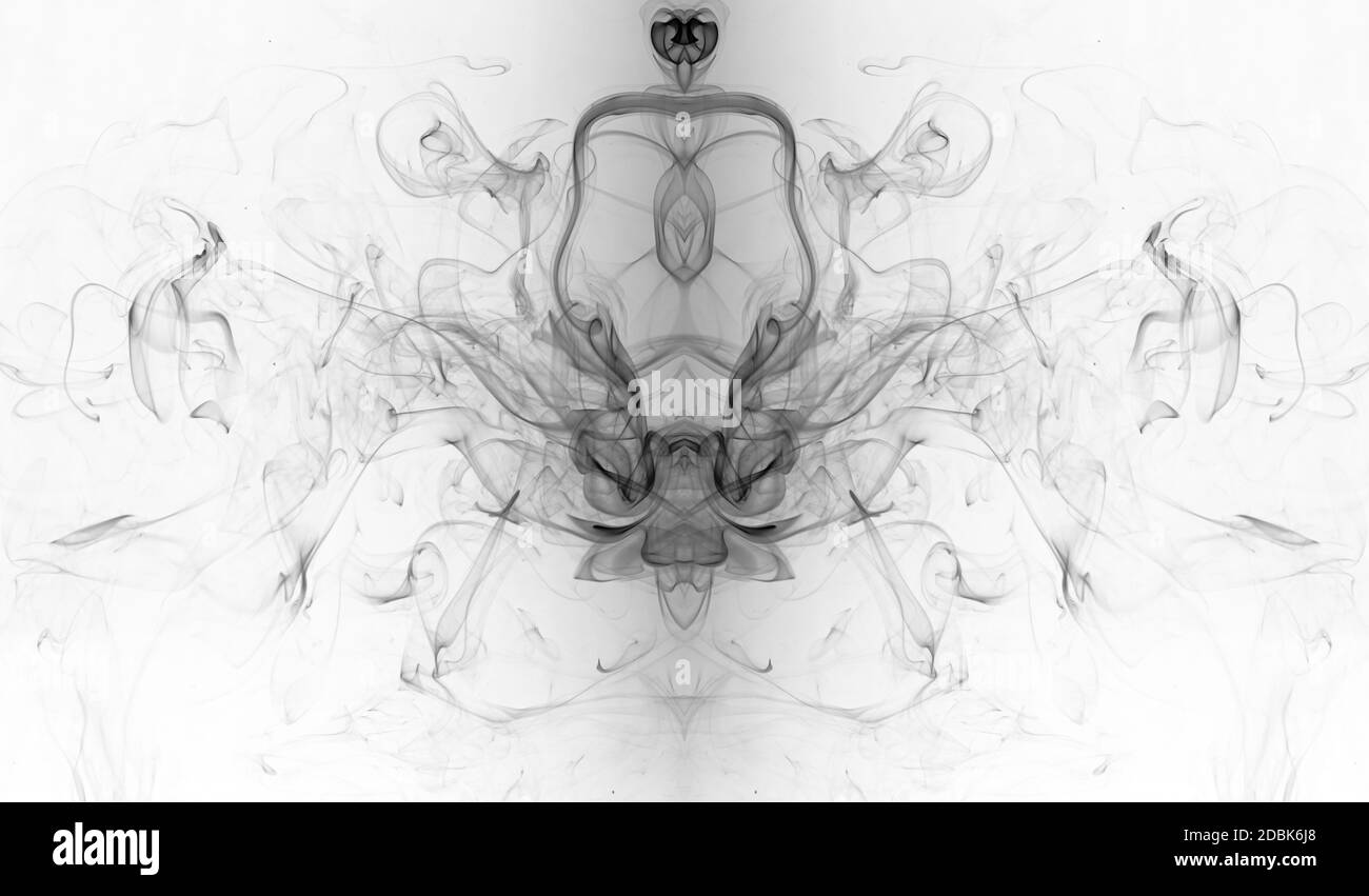 Infrarot invertiert abstrakt symmetrisch geformten schwarzen Rauch vor weißem Hintergrund. Abstrakter Hintergrund Stockfoto