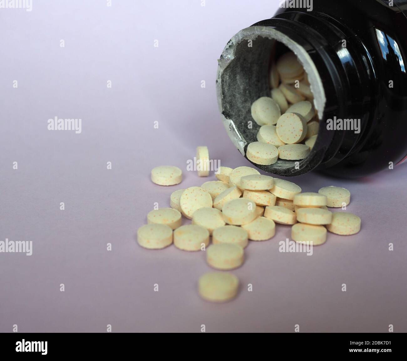 Vegetarische Tabellen von Vitamin B-Komplex mit Vitamin D und Biotin, Vitamine B1 B2 B3 B5 B6 B12 und D3, geeignet für Vegetarier und Veganer Stockfoto