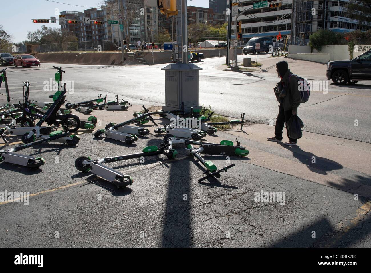 Scooters Würgen die Ecken von East Cesar Chavez und Red River Street an einem Sonntagmorgen in der Innenstadt von Austin, TX. Die beliebte Art, Austin's Stadtkern zu erkunden, hat eine Reihe von urbane Gefahren hervorgebracht, nachdem viele Besucher sie nach einer Partynacht in den Unterhaltungsvierteln Rainey und Sixth Street auf Gehwege werfen. Stockfoto