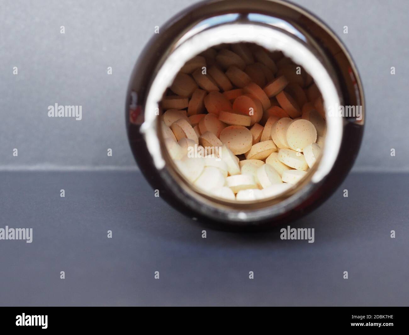 Vegetarische Tabellen von Vitamin B-Komplex mit Vitamin D und Biotin, Vitamine B1 B2 B3 B5 B6 B12 und D3, geeignet für Vegetarier und Veganer Stockfoto