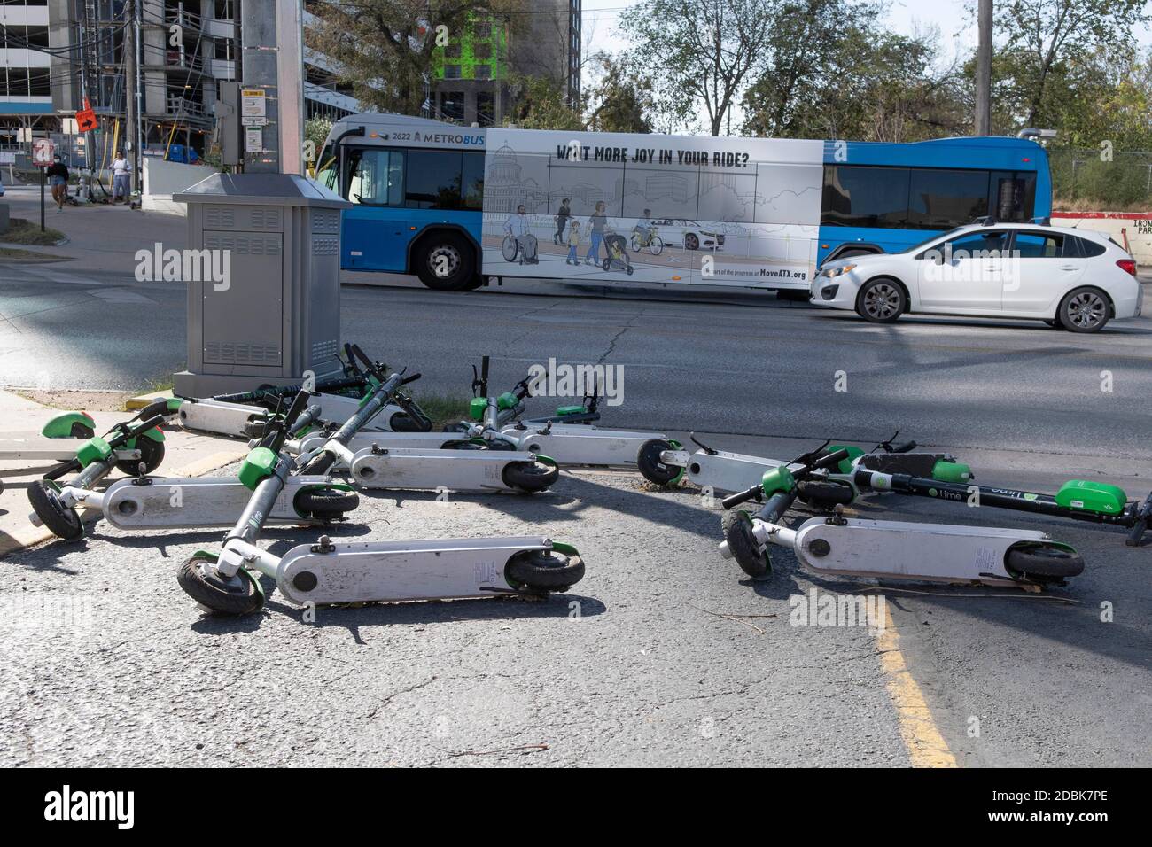 Scooters Würgen die Ecken von East Cesar Chavez und Red River Street an einem Sonntagmorgen in der Innenstadt von Austin, TX. Die beliebte Art, Austin's Stadtkern zu erkunden, hat eine Reihe von urbane Gefahren hervorgebracht, nachdem viele Besucher sie nach einer Partynacht in den Unterhaltungsvierteln Rainey und Sixth Street auf Gehwege werfen. Stockfoto