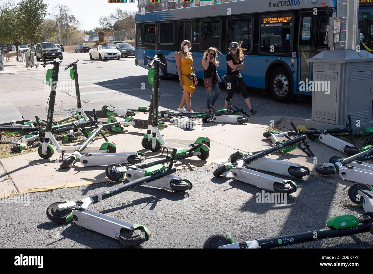 Scooters Würgen die Ecken von East Cesar Chavez und Red River Street an einem Sonntagmorgen in der Innenstadt von Austin, TX. Die beliebte Art, Austin's Stadtkern zu erkunden, hat eine Reihe von urbane Gefahren hervorgebracht, nachdem viele Besucher sie nach einer Partynacht in den Unterhaltungsvierteln Rainey und Sixth Street auf Gehwege werfen. Stockfoto