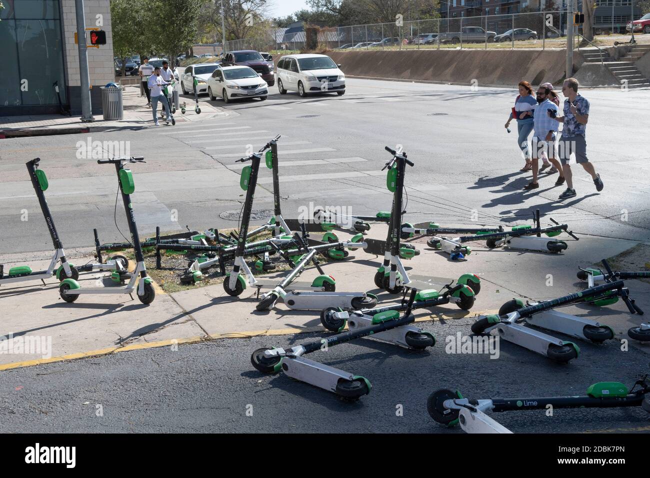 Scooters Würgen die Ecken von East Cesar Chavez und Red River Street an einem Sonntagmorgen in der Innenstadt von Austin, TX. Die beliebte Art, Austin's Stadtkern zu erkunden, hat eine Reihe von urbane Gefahren hervorgebracht, nachdem viele Besucher sie nach einer Partynacht in den Unterhaltungsvierteln Rainey und Sixth Street auf Gehwege werfen. Stockfoto