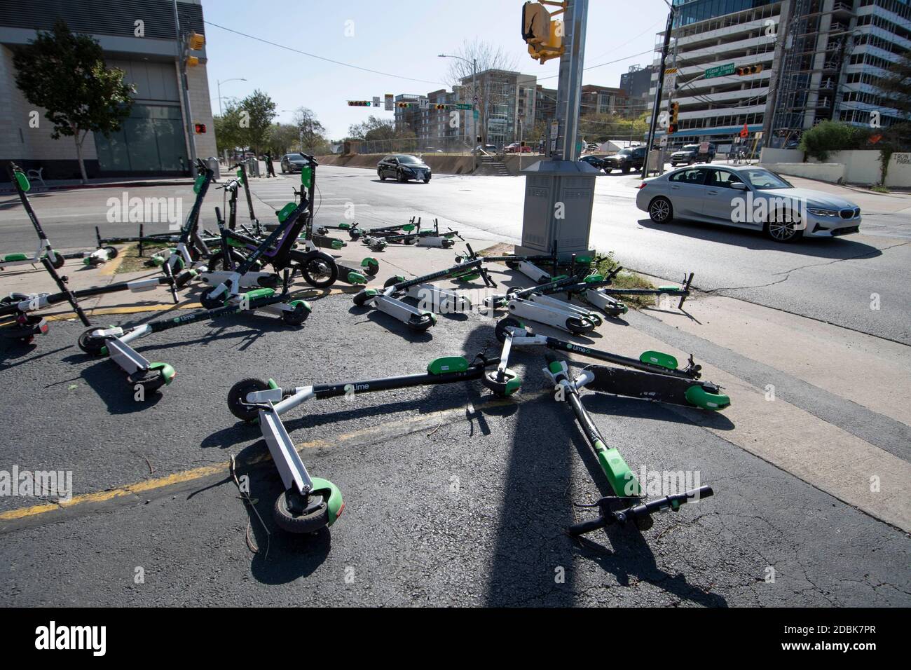 Scooters Würgen die Ecken von East Cesar Chavez und Red River Street an einem Sonntagmorgen in der Innenstadt von Austin, TX. Die beliebte Art, Austin's Stadtkern zu erkunden, hat eine Reihe von urbane Gefahren hervorgebracht, nachdem viele Besucher sie nach einer Partynacht in den Unterhaltungsvierteln Rainey und Sixth Street auf Gehwege werfen. Stockfoto