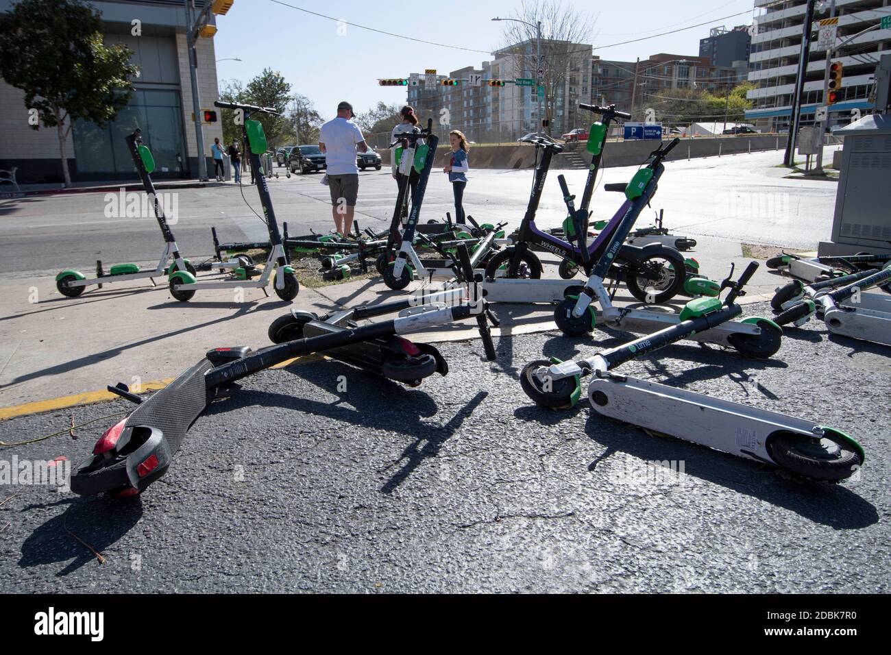 Scooters Würgen die Ecken von East Cesar Chavez und Red River Street an einem Sonntagmorgen in der Innenstadt von Austin, TX. Die beliebte Art, Austin's Stadtkern zu erkunden, hat eine Reihe von urbane Gefahren hervorgebracht, nachdem viele Besucher sie nach einer Partynacht in den Unterhaltungsvierteln Rainey und Sixth Street auf Gehwege werfen. Stockfoto