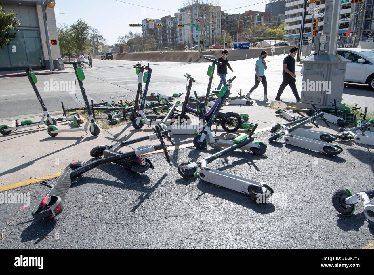Scooters Würgen die Ecken von East Cesar Chavez und Red River Street an einem Sonntagmorgen in der Innenstadt von Austin, TX. Die beliebte Art, Austin's Stadtkern zu erkunden, hat eine Reihe von urbane Gefahren hervorgebracht, nachdem viele Besucher sie nach einer Partynacht in den Unterhaltungsvierteln Rainey und Sixth Street auf Gehwege werfen. Stockfoto