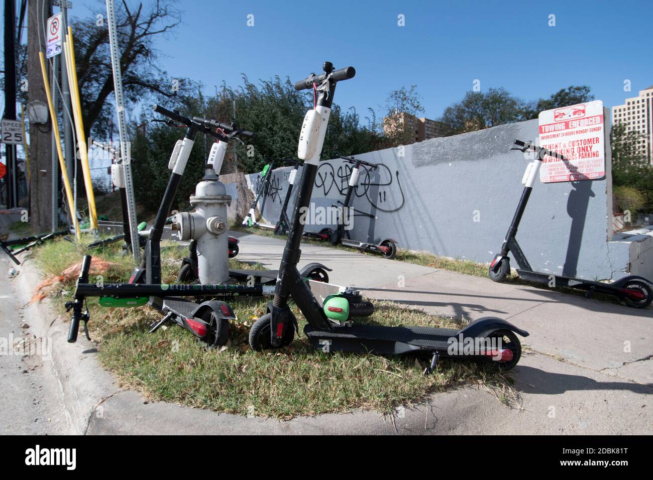 Scooters Würgen die Ecken von East Cesar Chavez und Red River Street an einem Sonntagmorgen in der Innenstadt von Austin, TX. Die beliebte Art, Austin's Stadtkern zu erkunden, hat eine Reihe von urbane Gefahren hervorgebracht, nachdem viele Besucher sie nach einer Partynacht in den Unterhaltungsvierteln Rainey und Sixth Street auf Gehwege werfen. Stockfoto