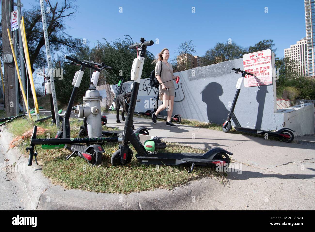 Scooters Würgen die Ecken von East Cesar Chavez und Red River Street an einem Sonntagmorgen in der Innenstadt von Austin, TX. Die beliebte Art, Austin's Stadtkern zu erkunden, hat eine Reihe von urbane Gefahren hervorgebracht, nachdem viele Besucher sie nach einer Partynacht in den Unterhaltungsvierteln Rainey und Sixth Street auf Gehwege werfen. Stockfoto