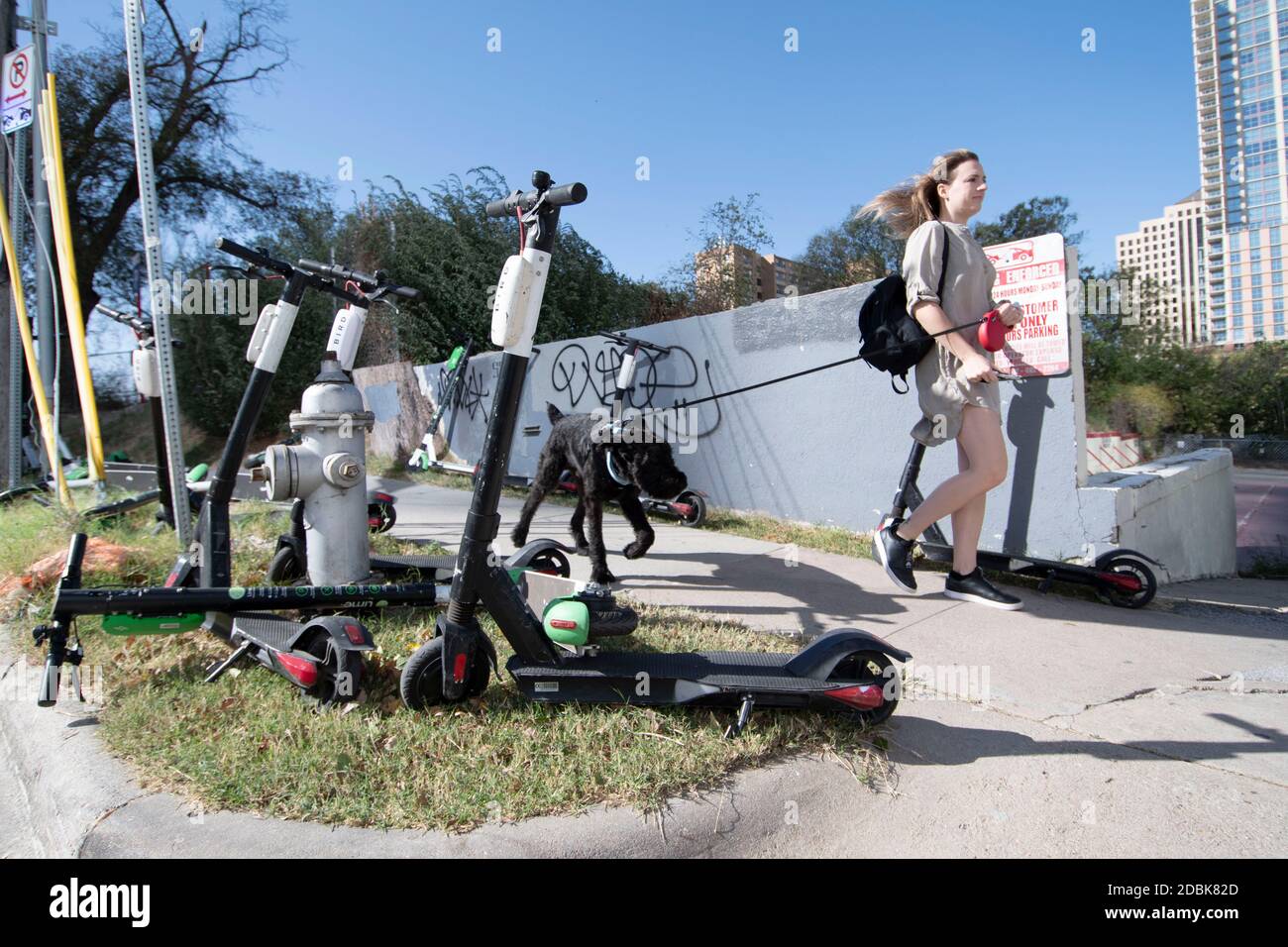 Scooters Würgen die Ecken von East Cesar Chavez und Red River Street an einem Sonntagmorgen in der Innenstadt von Austin, TX. Die beliebte Art, Austin's Stadtkern zu erkunden, hat eine Reihe von urbane Gefahren hervorgebracht, nachdem viele Besucher sie nach einer Partynacht in den Unterhaltungsvierteln Rainey und Sixth Street auf Gehwege werfen. Stockfoto