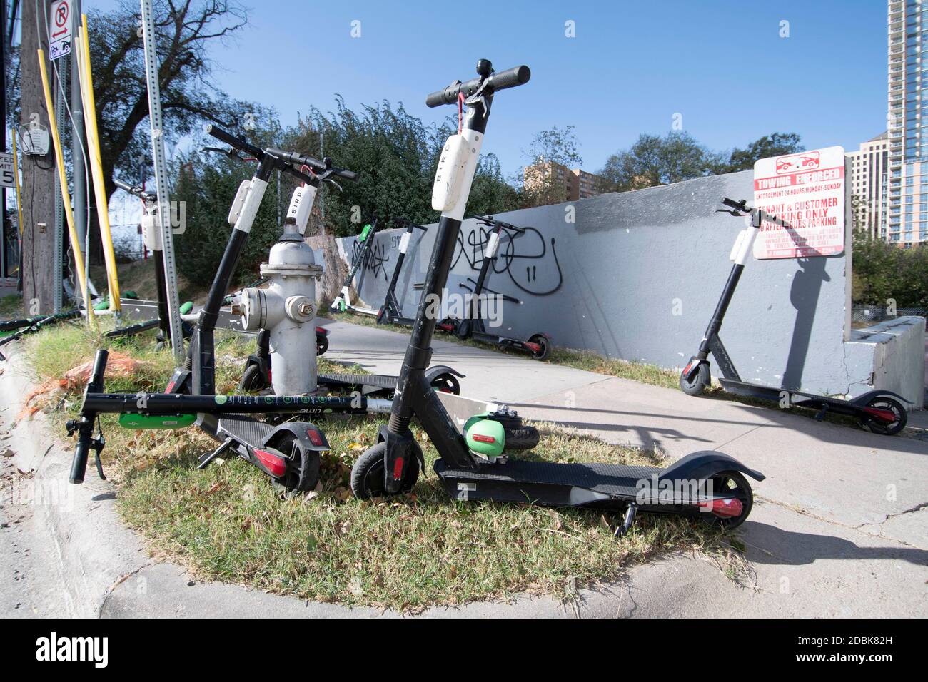 Scooters Würgen die Ecken von East Cesar Chavez und Red River Street an einem Sonntagmorgen in der Innenstadt von Austin, TX. Die beliebte Art, Austin's Stadtkern zu erkunden, hat eine Reihe von urbane Gefahren hervorgebracht, nachdem viele Besucher sie nach einer Partynacht in den Unterhaltungsvierteln Rainey und Sixth Street auf Gehwege werfen. Stockfoto