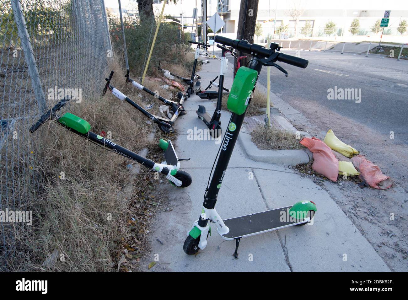 Scooters Würgen die Ecken von East Cesar Chavez und Red River Street an einem Sonntagmorgen in der Innenstadt von Austin, TX. Die beliebte Art, Austin's Stadtkern zu erkunden, hat eine Reihe von urbane Gefahren hervorgebracht, nachdem viele Besucher sie nach einer Partynacht in den Unterhaltungsvierteln Rainey und Sixth Street auf Gehwege werfen. Stockfoto
