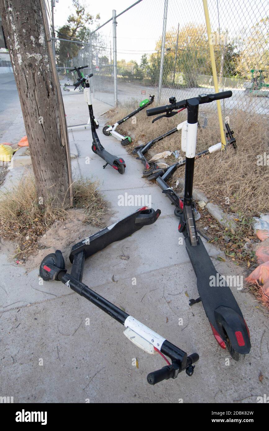 Scooters Würgen die Ecken von East Cesar Chavez und Red River Street an einem Sonntagmorgen in der Innenstadt von Austin, TX. Die beliebte Art, Austin's Stadtkern zu erkunden, hat eine Reihe von urbane Gefahren hervorgebracht, nachdem viele Besucher sie nach einer Partynacht in den Unterhaltungsvierteln Rainey und Sixth Street auf Gehwege werfen. Stockfoto