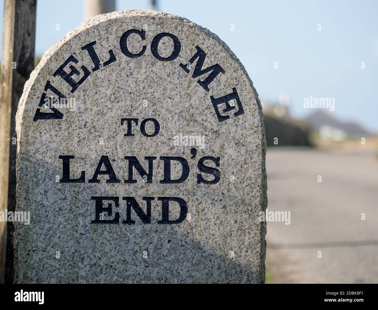 Ein Steinschild sagt 'Welcome to Land's End' in Cornwall, UK.Iconic Besucherattraktion Stockfoto