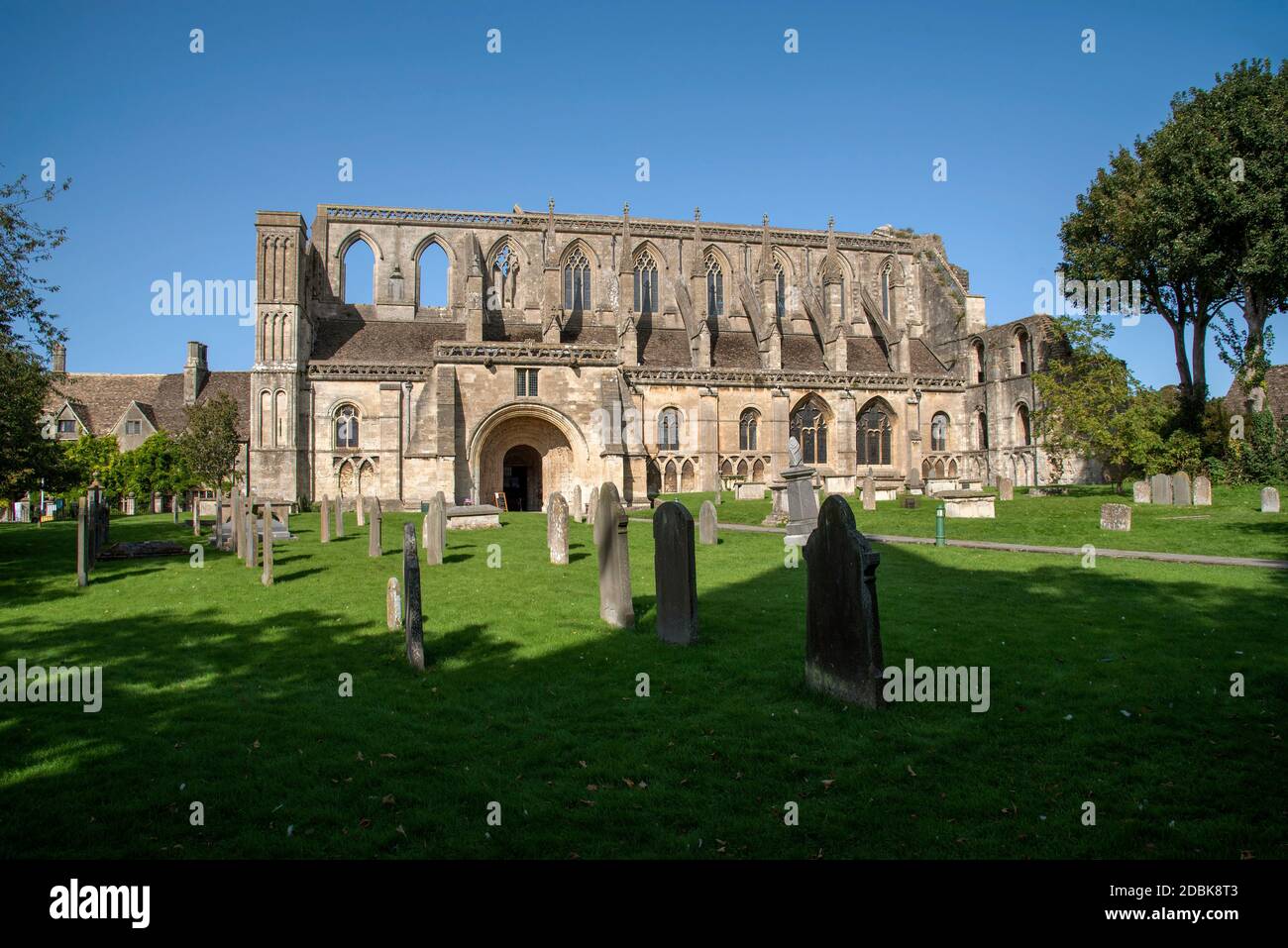 Malmesbury, Wiltshire, England, Großbritannien. 2020. Das Äußere der Malmesbury Abtei und des Friedhofs aus dem 12. Jahrhundert. Stockfoto