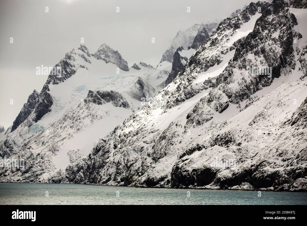 Zerklüftete Berglandschaft Larson Hafen von Drygalski Fjord an der Süd-Ost-Spitze von Süd-Georgien, im südlichen Ozean. Stockfoto