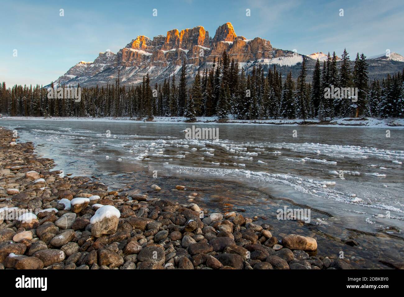 Schlossberg und Bow River, Banff Nationalpark, Alberta, Kanada Stockfoto