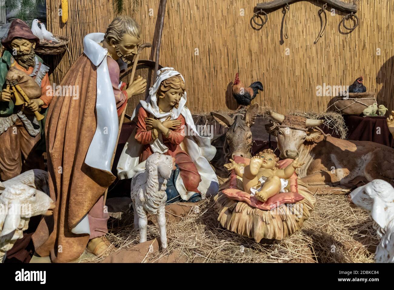 Darstellung der Krippe mit geschmückten Statuen der Jungfrau Maria, des heiligen Josef und des kleinen Jesus. Krippe in der Weihnachtszeit Stockfoto