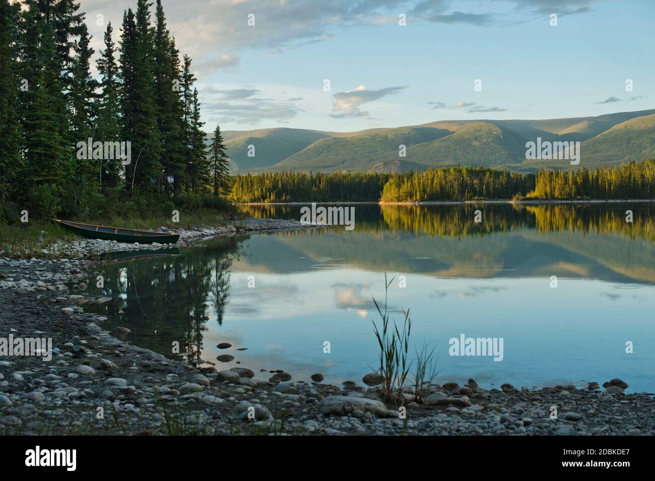Schöne Reflexionen bei Sonnenuntergang auf einem der schönsten unberührten klaren blauen Seen der Welt. Stockfoto