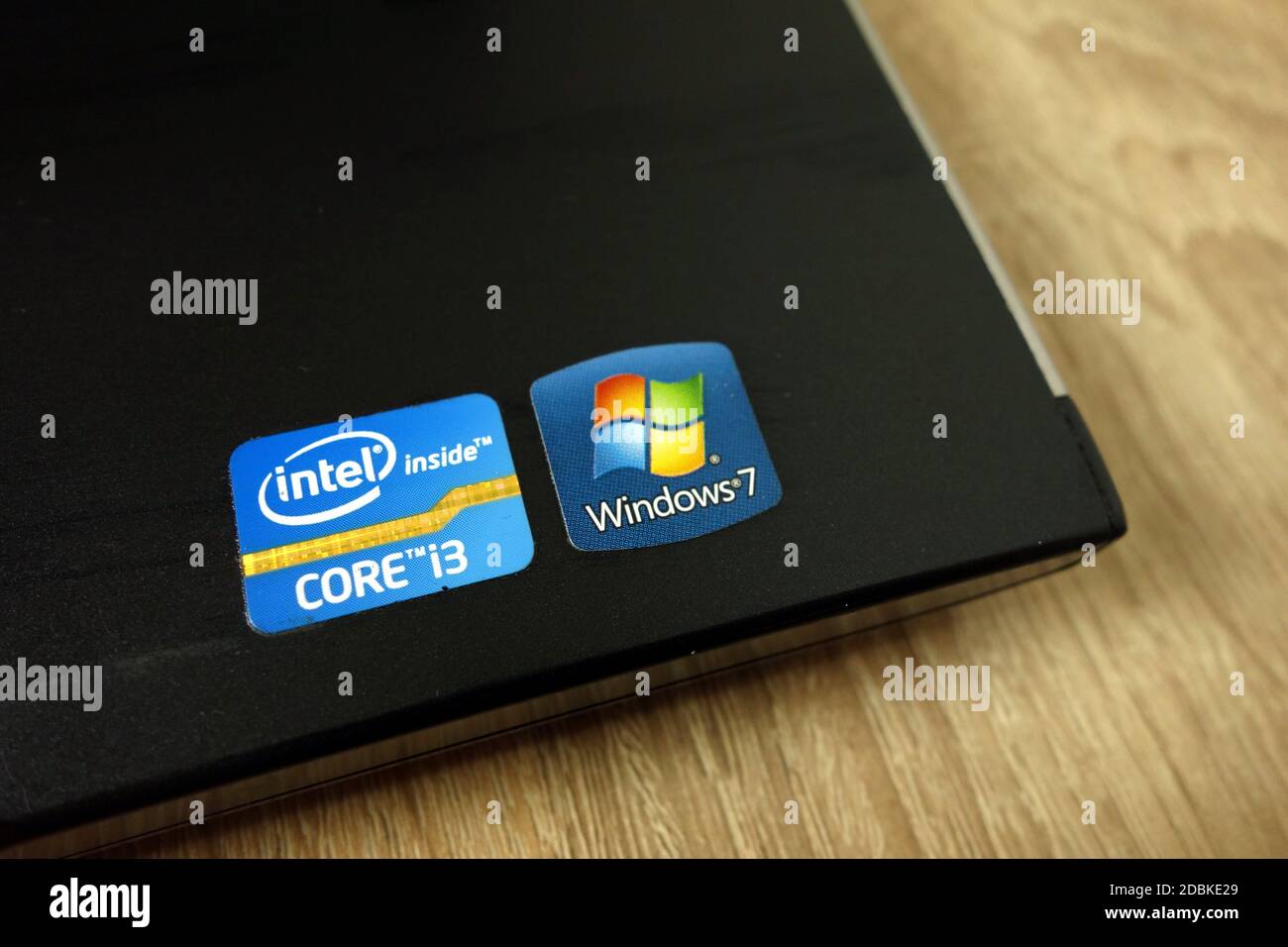 KONSKIE, POLEN - 21. Juni 2019: Intel Core i3 und Windows 7 Aufkleber auf Laptop, Nahaufnahme Stockfoto