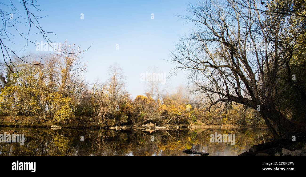 Morgennebel und Reflexionen auf dem Susquehanna River, Maryland, USA Stockfoto