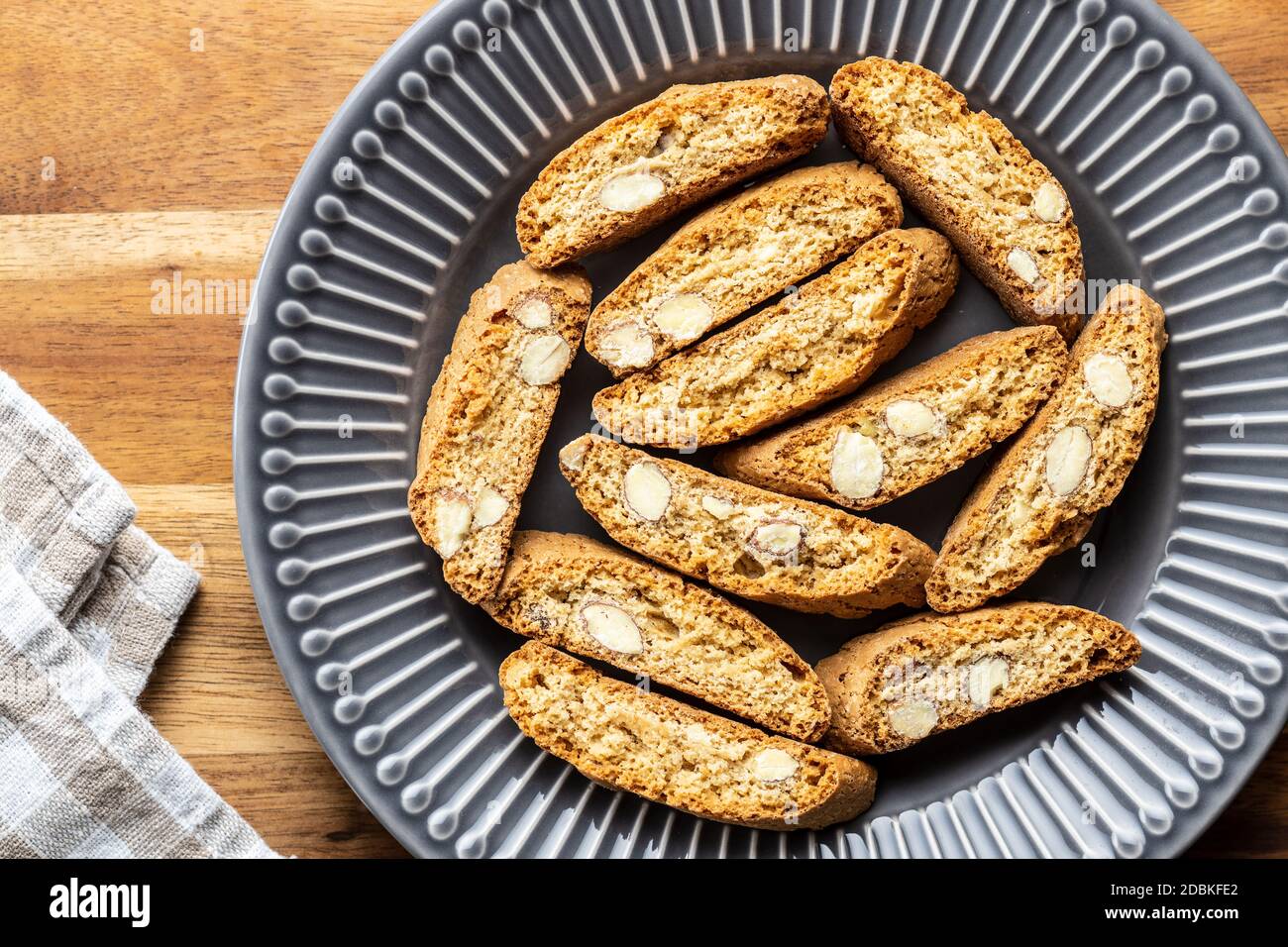 Süße italienische Cantuccini-Kekse. Mandeln Kekse auf dem Teller. Draufsicht. Stockfoto