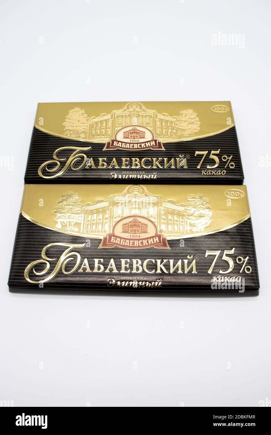Moskau, Russland. 11/30/2011 Russische Schokolade von Babaevskiy 75% Kakao, isoliert auf weißem Hintergrund Stockfoto