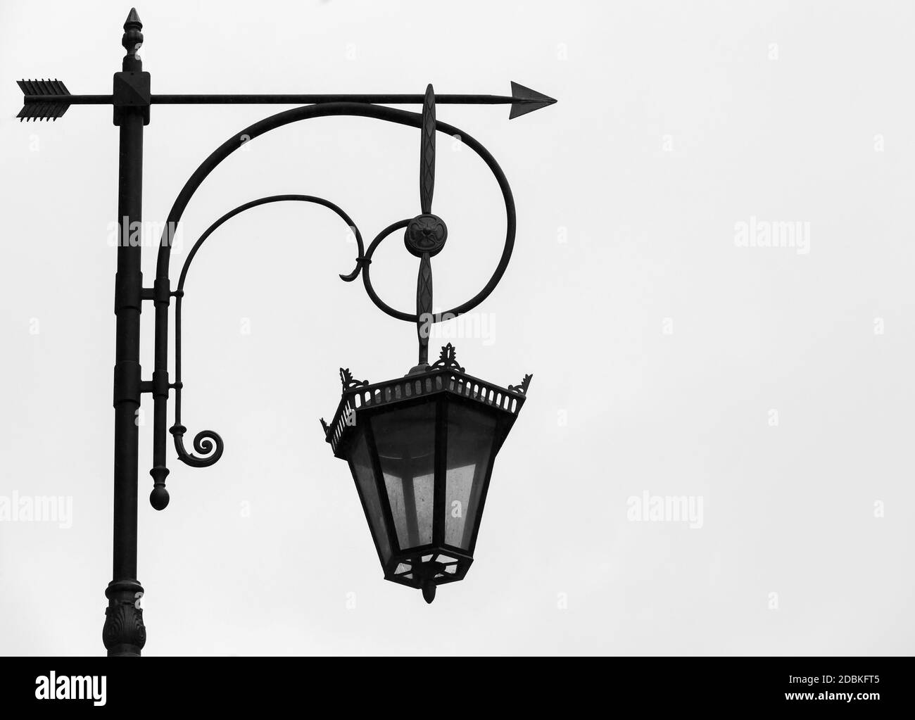 Vintage geschmiedete Straßenlampe über weißem Himmel Hintergrund. St. Petersburg, Russland Stockfoto