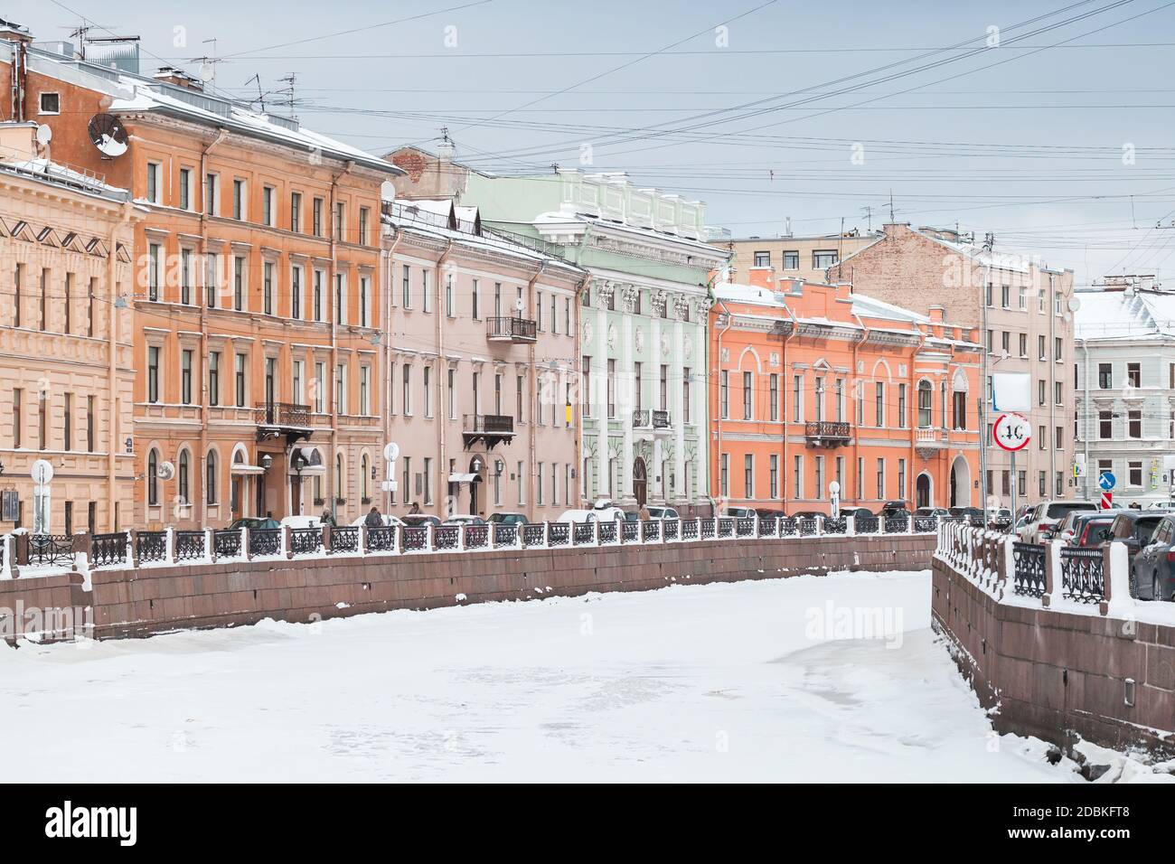 Blick auf den Moyka-Fluss am Wintertag. Es ist ein kleiner Fluss in Russland, der den zentralen Teil von St.Petersburg, Russland, umkreist Stockfoto