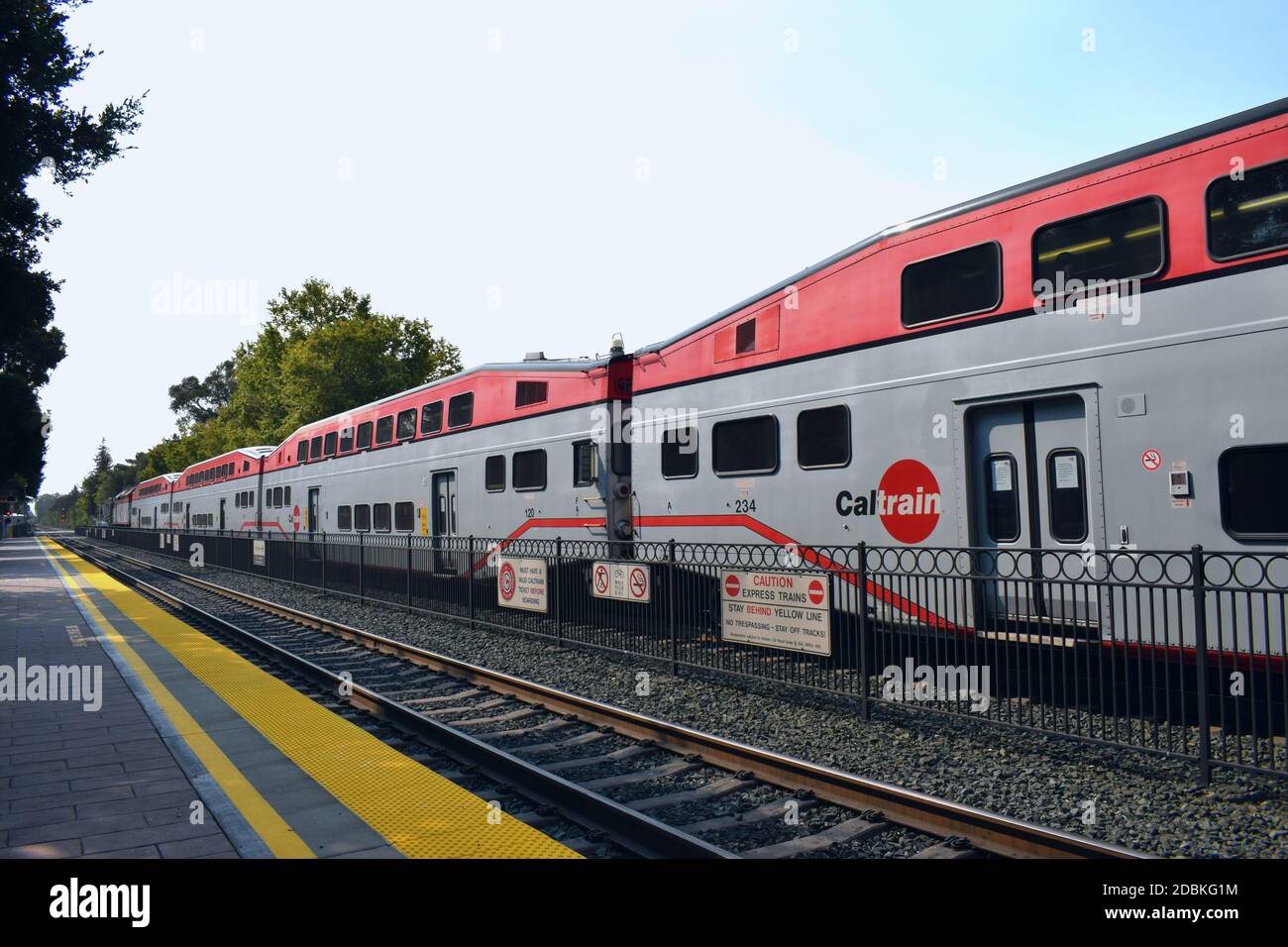 Caltrain am Menlo Park Bahnhof, Kalifornien Stockfoto
