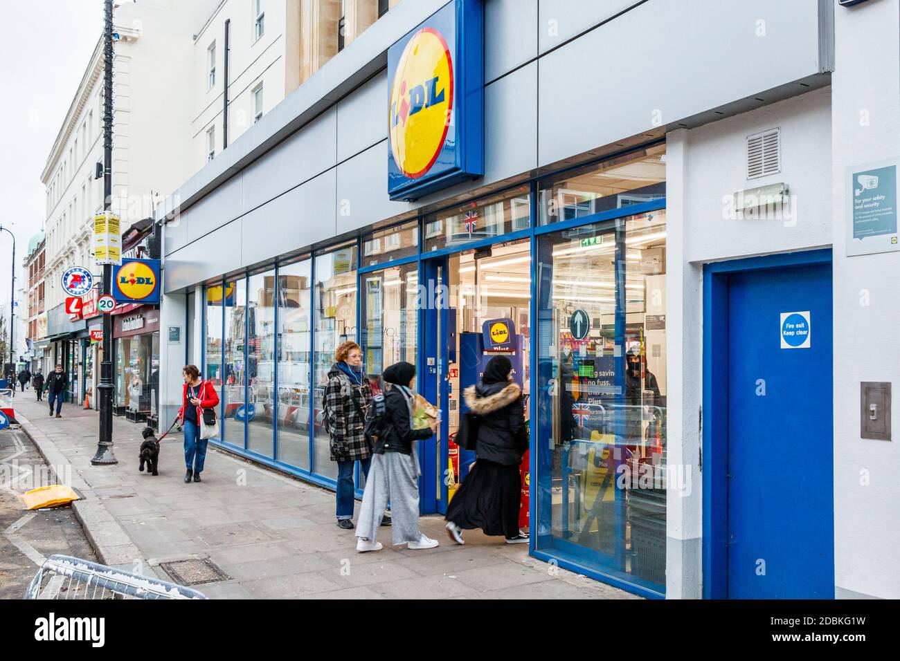 Kunden, die Schlange stehen, um den Lidl-Supermarkt in Kentish Town während der zweiten Sperre der Coronavirus-Pandemie in London, Großbritannien, zu betreten Stockfoto