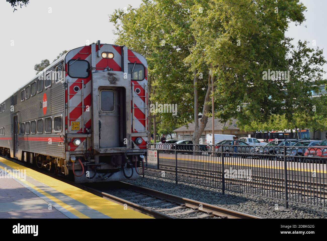 Caltrain am Menlo Park Bahnhof, Kalifornien Stockfoto