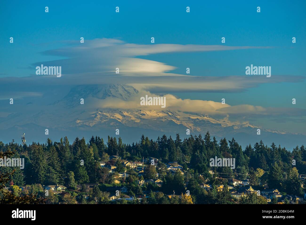 Untertassenförmige Wolken schweben über Mount Rainier im Staat Washington. Stockfoto