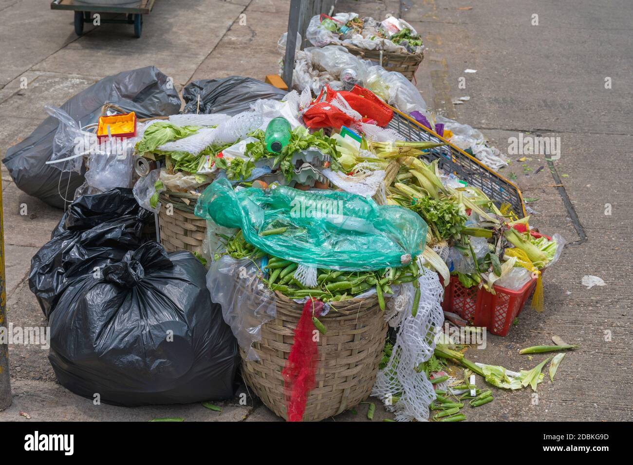 Müllabfuhr an der Straße in Hongkong Stockfoto