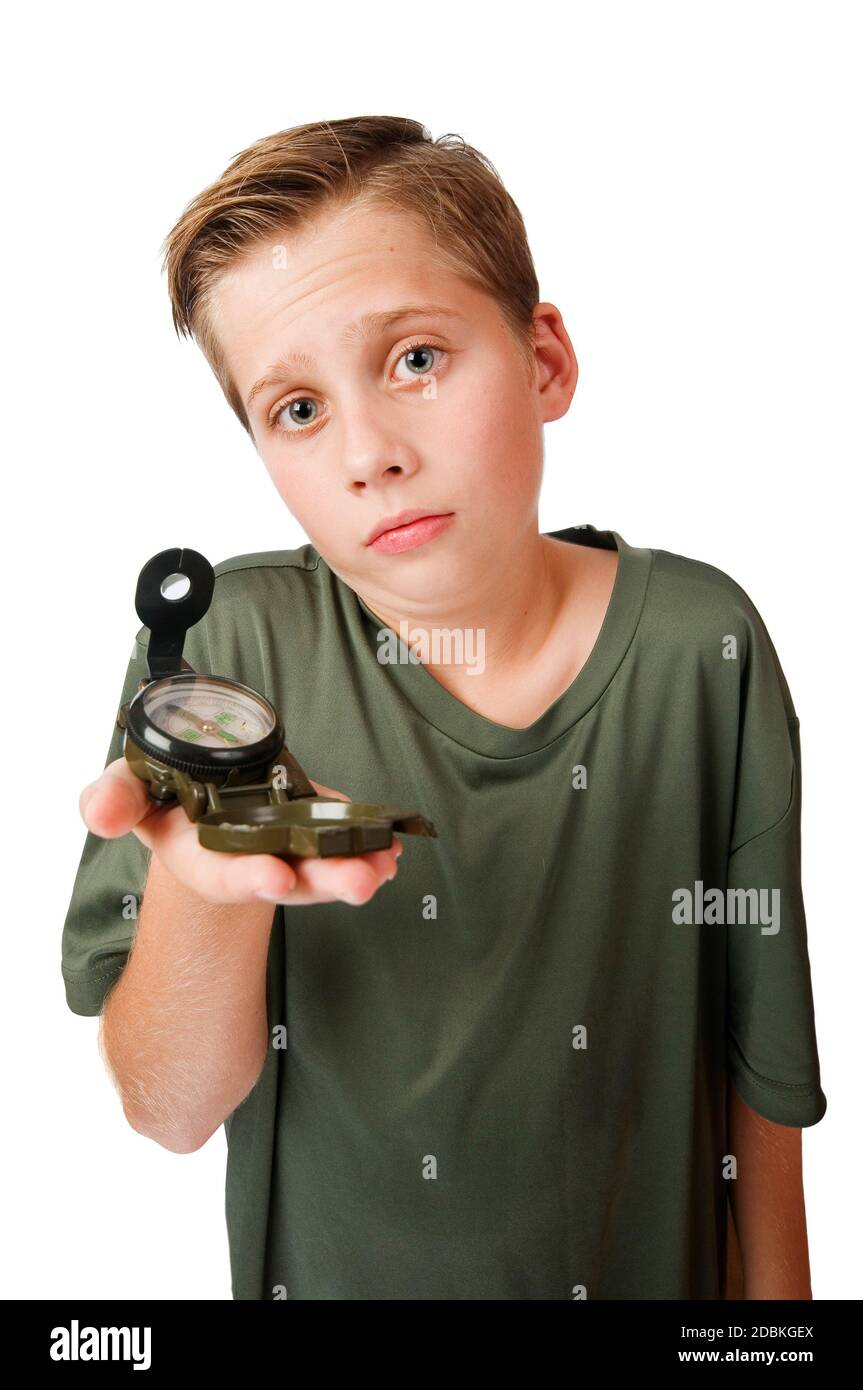 Weitwinkel-Dreiviertelansicht eines 12-jährigen kaukasischen Jungen mit einem Kompass auf der rechten Hand und Blick auf die Kamera bei einem Verlust, isoliert auf weiß. Stockfoto