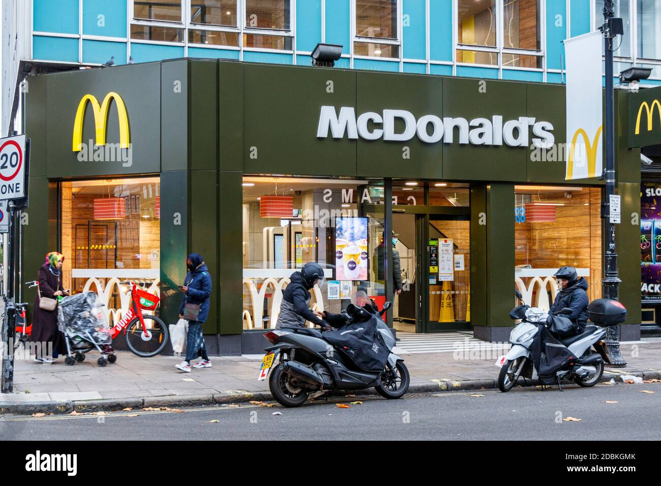 Lieferfahrer auf Motorrädern vor dem McDonald's Restaurant, das während der zweiten Sperre des Coronavirus-Pandemievirus zum Mitnehmen geöffnet ist, Kentish Town, London Stockfoto