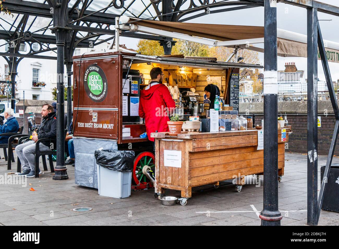 Bean About Town, ein mobiler Kaffeestandstand außerhalb der Kentish Town Station, der während der zweiten Sperre der Coronavirus-Pandemie in London, Großbritannien, zum Mitnehmen geöffnet ist Stockfoto