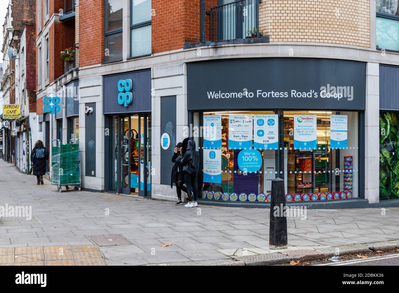 Der Co-Op-Supermarkt in Fortess Road, der während der zweiten Blockade der Coronavirus-Pandemie, Kentish Town, London, Großbritannien, für die wichtigsten Dinge geöffnet ist Stockfoto