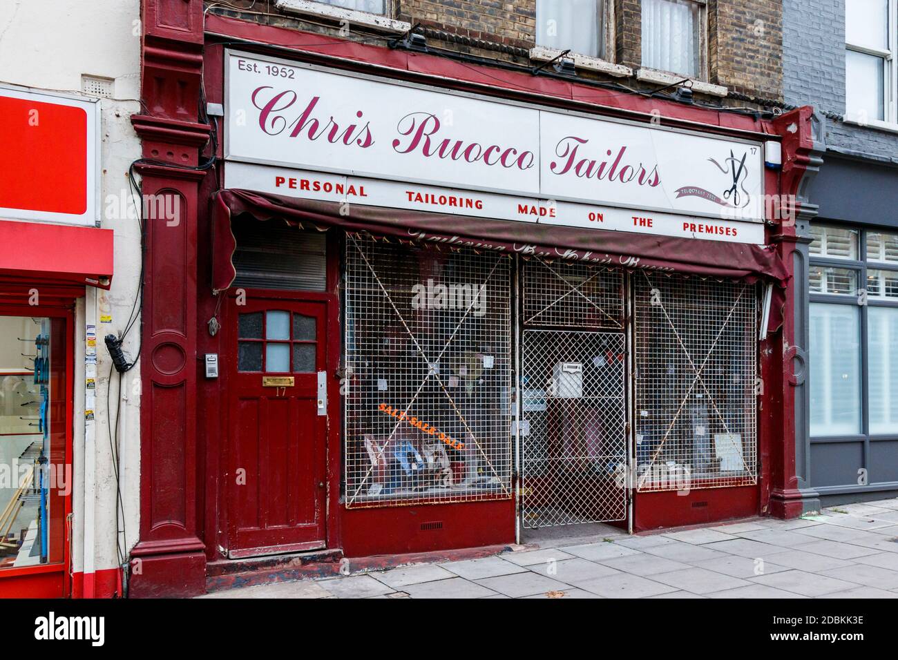 Die klassische traditionelle Fassade von Chris Ruocco Schneider, während der zweiten Coronavirus Pandemie Sperre geschlossen, Fortess Road, Kentish Town, London, Großbritannien Stockfoto