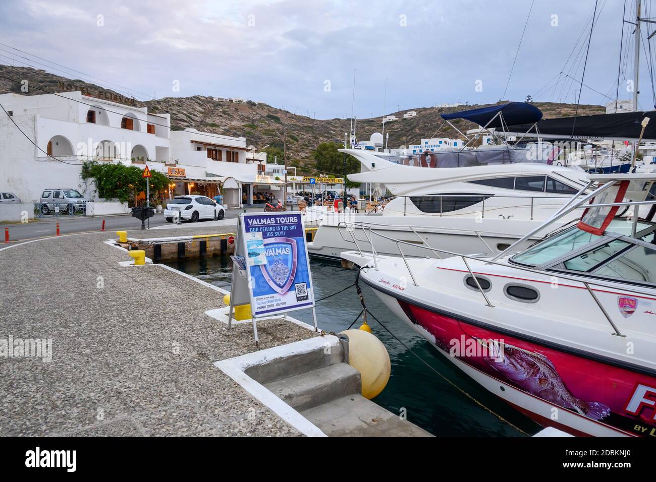 IOS, Griechenland - 19. September 2020: IOS, Griechenland - 19. September 2020: Ausflugsboote liegen im Hafen von iOS. Kykladen, Griechenland Stockfoto