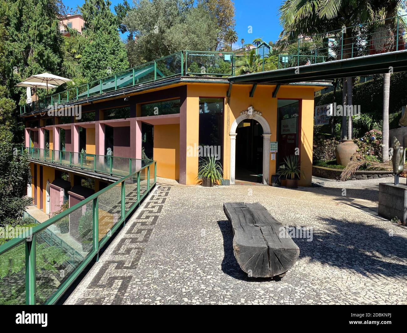 Besucherzentrum und Kunstgalerie in Monte Palace Tropical Garden, Madeira. Stockfoto